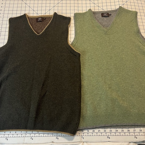 2 Vintage Cambridge Men's Medium Wool Sweater Vest Pull Over V-Neck Brown Green - Picture 1 of 12